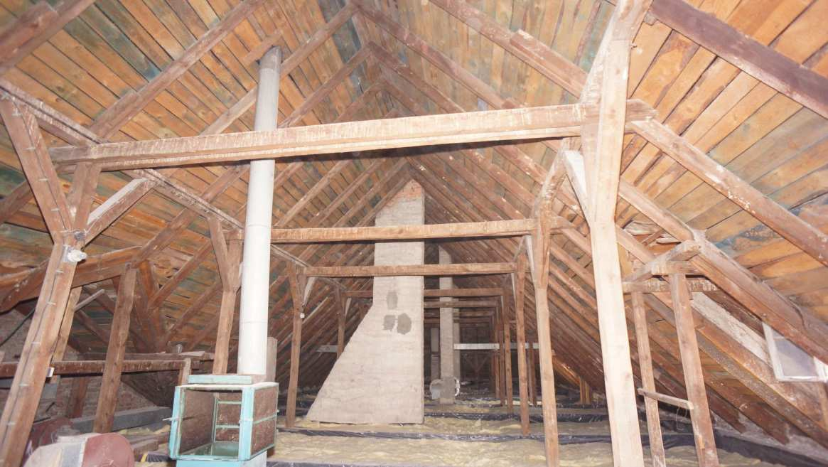 4.1.2.1. Więźba Oględziny więźby dachowej wykazały bardzo różnorodny stan jej konstrukcji drewnianej: stan dobry, dotyczy wymienionych podczas ostatniego remontu dachu zużytych krokwi na nowe, stan