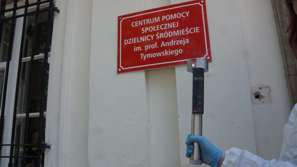 BADANIA LABORATORYJNE Pobór próby powietrza tu: próba porównawcza, na zewnątrz budynku Próbki do badania pobrano ze ścian