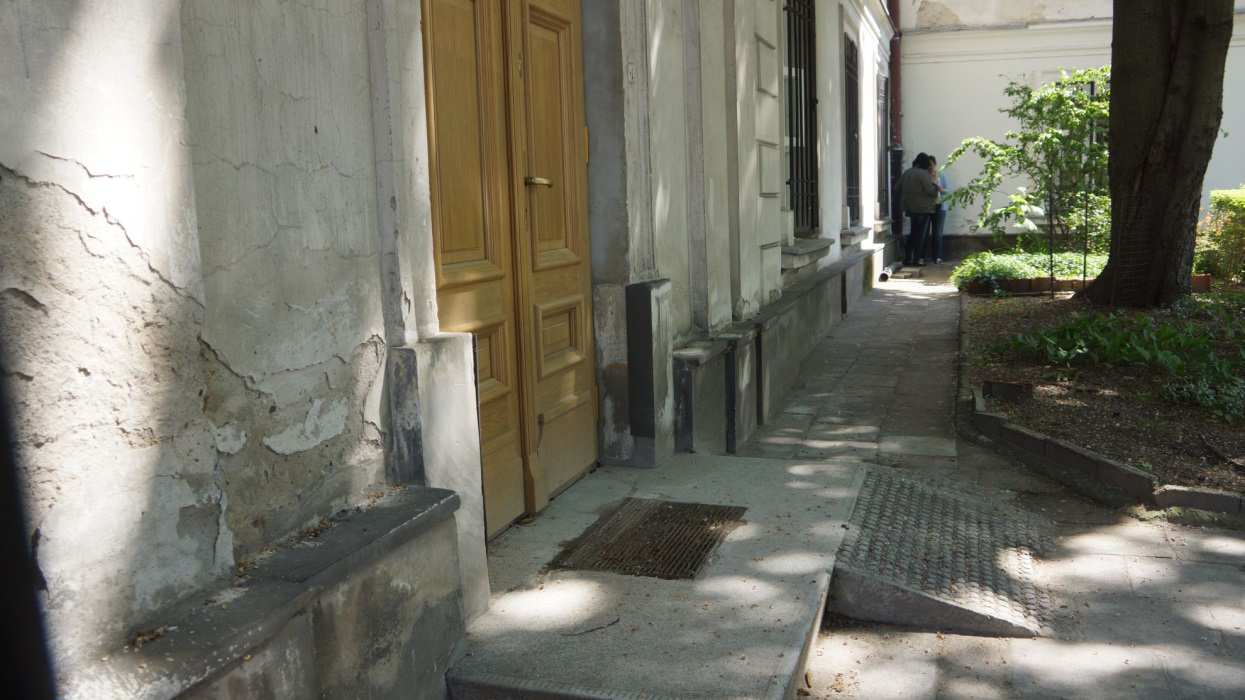 Zawilgocenie cokołów i przegród budowlanych jest przyczyną spadku ich parametrów wytrzymałościowych, które mogą doprowadzić do deformacji, przemieszczeń, pęknięć i pogorszenia izolacyjności