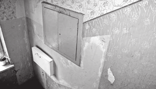 Przygotowania do nadania ostatecznego szlifu w klatkach schodowych, a jest nim malowanie, poprzedzone zostały wymianami instalacji, okien.
