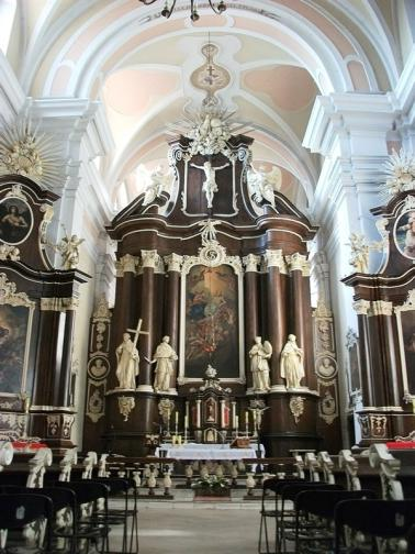 świątynię wzorowaną na poznańskiej farze wzniesiono w latach 1706-23 wg projektu Jana Catenazziego. Świątynia znana jest jako sanktuarium św. Franciszka na Wyrwale, od nazwy wzgórza na którym stoi.