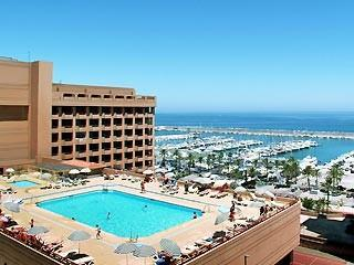 Hotel LAS PALMERAS **** 4-gwiazdkowy centrum miejscowości Fuengirola, naprzeciw malowniczego portu, ok. 200 m od plaży. Hotel może pochwalić się świetnym położeniem znajdując się ok. 5 min.