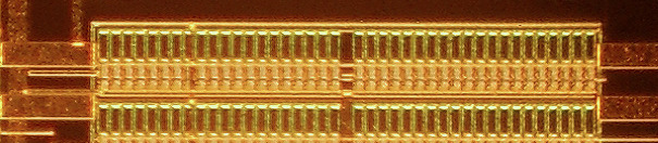 V dd V dd V dd M U M 1 M 1 51 µm In V ctrl M 2 M 3 V dd C Out 25 µm controlled delay lines 2 x 4 sections phase comparator M L M 4 M 4 Rys. 1. Schemat pojedynczego stopnia linii opóźniającej wraz z mikrofotografią całego układu.