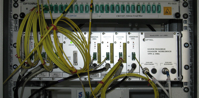 Rys. 1. Zdjęcie kasety łącza światłowodowego zainstalowanej w Laboratorium Czasu i Częstotliwości GUM. potwierdził wewnętrzny raport TP S.A.