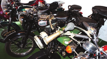 Dit kunnen we met eigen ogen aanschouwen als Toon de poort van zijn garagebox opent en ons zijn prachtige collectie motoren laat zien.