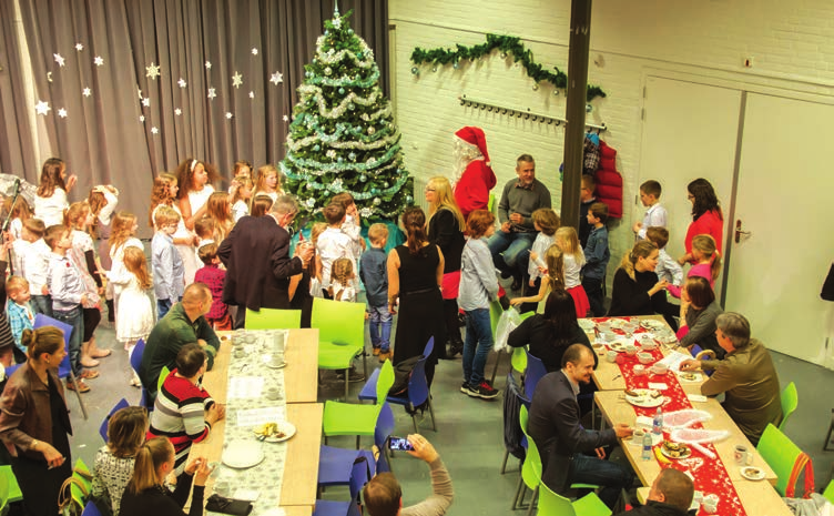 .. Waarom zou dat niet ook hier in Nederland kunnen? En zo gebeurde het dan ook, in Tilburg bij de Poolse School. Als we onze ogen sluiten, komt het langzaam weer terug.