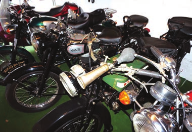 Przekonujemy się o tym w chwili gdy Toon otwiera bramę do swojego garażu: naszym oczom ukazuje się całkiem spora kolekcja motocykli, w tym weteranów i klasycznych, a wśród nich cacko zachowane w