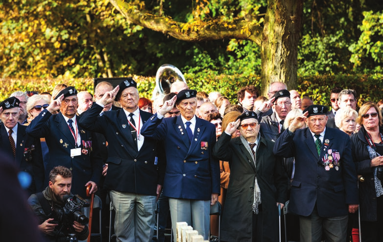 Hoe groot was de verbazing en het geluk van de gevangenen op de dag van de bevrijding van het kamp - op 12 april 1945 - toen bleek dat hun bevrijders landgenoten waren: soldaten van de 1e Poolse