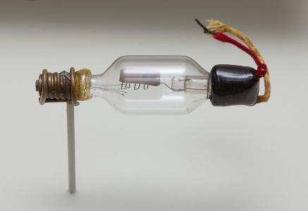 była o TIODA Pierwszą lampę elekronową zbudował w roku 1904 John
