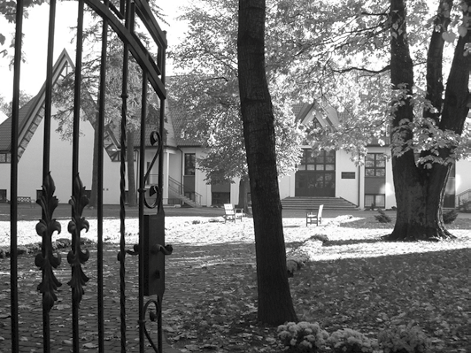 zupełnie utożsamił się z ludźmi. Dzisiaj Kościół powinien pójść tą sama drogą: pomóc ludziom, utożsamiając się z nimi w ich sytuacji, w taki jednak sposób, aby nie stać się światem.