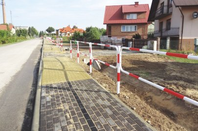 PRACE DROGOWE WYKONANE W 2016 r. Uk³ad komunikacji drogowej tworzy w mieœcie sieæ dróg gminnych z³o ona ze 113 ulic (bez ulic krajowych i powiatowych), a poza miastem 18 dróg.