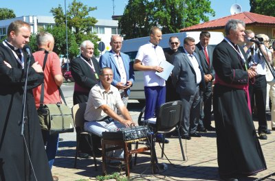 - przygotowanie materia³ów oraz wysy³ka ofert turystycz- Ponadto w lipcu odbywa³y siê Polsce XXXI Œwiatowe Dni nych / przyjazdowych dla touroperatorów i szkó³ (1 000 szt.), M³odzie y Kraków 2016.