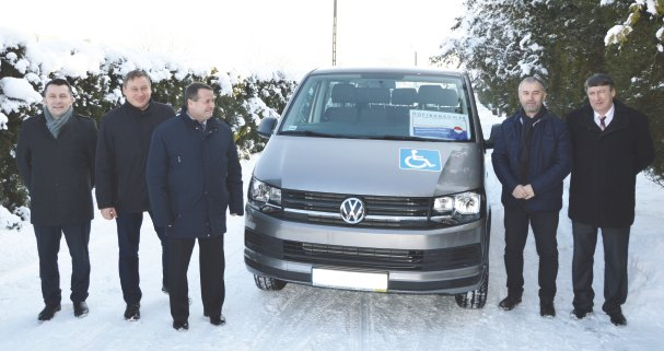 którzy zgromadzili siê w alei przy W kwietniu 2016 roku, Powiat Janowski skutków wykluczenia spo³ecznego. sultacje lekarskie oraz zabiegi medyczne, samochodzie.