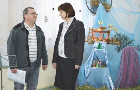 Œwierkami dyrektor DPS Mariola Surtel wita³a przyby³¹ Mieszkañcy byli wzruszeni œpiewem ca³ego zespo³u, jak m³odzie z Zespo³u Szkó³ w Bia³ej, która goœci³a w Domu i wystêpem solistów i muzyków.