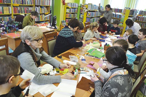 Szachy - co to jest za gra? Jak odpowiedzieæ na pytanie, czym w³aœciwie jest ta indyjska zabawka tysi¹cleci. Czy to sztuka? A mo e nauka? Gra? Sport? Nie ma jednej uniwersalnej prawdy.