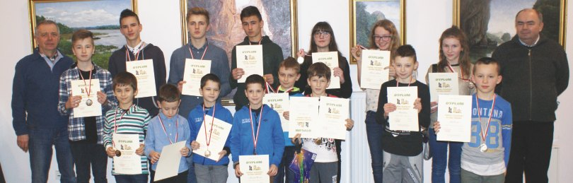 Zwyciêzc¹ ca³ego turnieju zosta³ Hubert Dêbczak, a owa gra jest lustrem ycia. Ka dy szachista na sali gry sowania. Temu celowi s³u y³ turniej szachowy zorga- który wygra³ wszystkie partie.