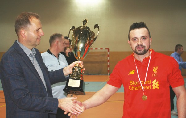 VI edycja Ligi w Halowej Pi³ce No nej o Puchar Burmistrza Janowa Lubelskiego Krzysztofa Ko³tysia W okresie zimowym na hali sportowej ze rozgrywki staly sie ciekawsze.