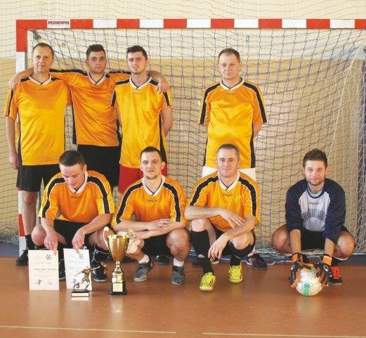 Janowska dru yna w sk³adzie: Krzysztof Adam Ko³tyœ, Krzysztof Kurasiewicz, Bernard Zakoœcielny, Sebastian Brytan, Micha³ Drewniak, Jacek Wojtan, Tomasz Siwek, Krzysztof Waldemar Ko³tyœ, zdecydowanie