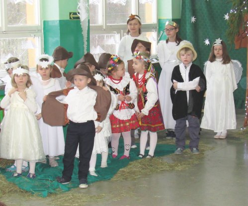 Józefa, Maryi, anio³ów, a tak e dziennikarki, sprawi³y, e ka dy z nas obecny w Janowskim Oœrodku Kultury móg³ poczuæ, e jest naprawdê w Betlejemskiej Stajence.