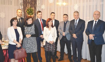 Wzrasta zainteresowanie przy- zas³uguje fakt, e wœród cz³onków przybywa coraz wiêcej przedstawi³ sytuacjê i prognozy dzia³alnoœci Starostwa sz³ych inwestorów terenami inwestycyjnymi - podkreœli³