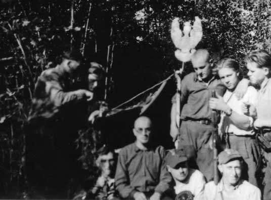 KOMENTARZE HISTORYCZNE Obozowisko oddziału Olecha 1947 r. Uroczysko Horiaczy Bór ta Okręgu (kilkakrotnie wymieniany jest w rozkazach KO Nowogródek w punkcie pochwały ).