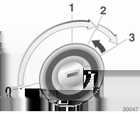 Automatyczna skrzynia biegów: wcisnąć pedał hamulca i przestawić dźwignię zmiany biegów w położenie P lub N. Nie wciskać pedału przyspieszenia.