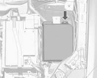 180 Pielęgnacja samochodu Skrzynka bezpieczników w komorze silnika Skrzynka bezpieczników znajduje się w komorze silnika.