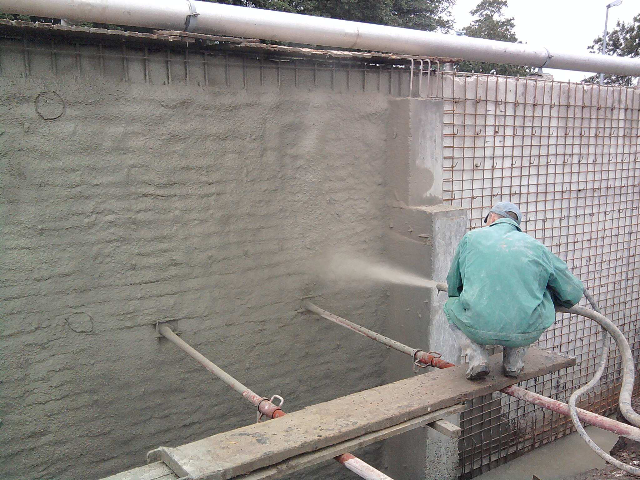 zbiornik w stanie istniejącym, napełniony ściekami, obsypany gruntem i poddany działaniu obciąŝeń termicznych, w południkowych płaszczyznach ścian spełnia wymagania z uwagi na stan graniczny