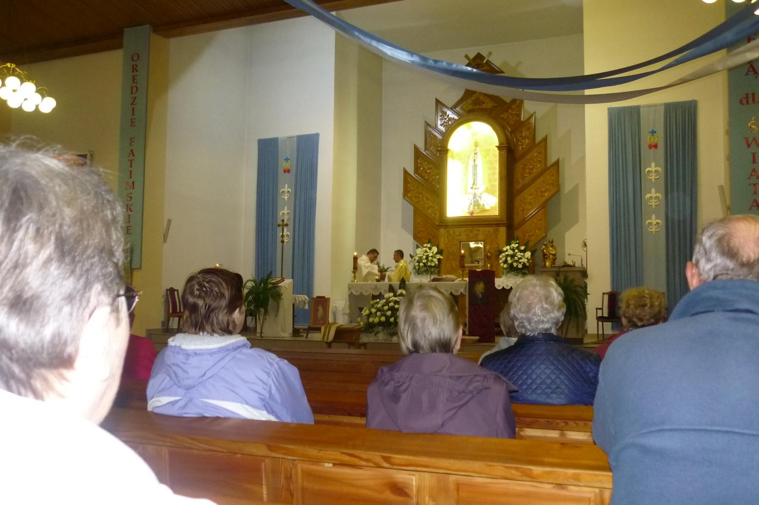 Stanisława Łypa proboszcza Parafii i kustosza Sanktuarium Matki Bożej Fatimskiej (w zamontowanym relikwiarium - obok relikwii św. Ojca Pio kapucyna z Pietrelciny - są także relikwie św.