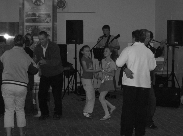 Strona 10 Powitanie lata w Pniewitem W dniu 07. 07. 2007 r. Lokalna Grupa Dzia³ania Vistula Terra Culmensis - Rozwój przez Tradycjê zorganizowa³a festyn integracyjny na powitanie lata.