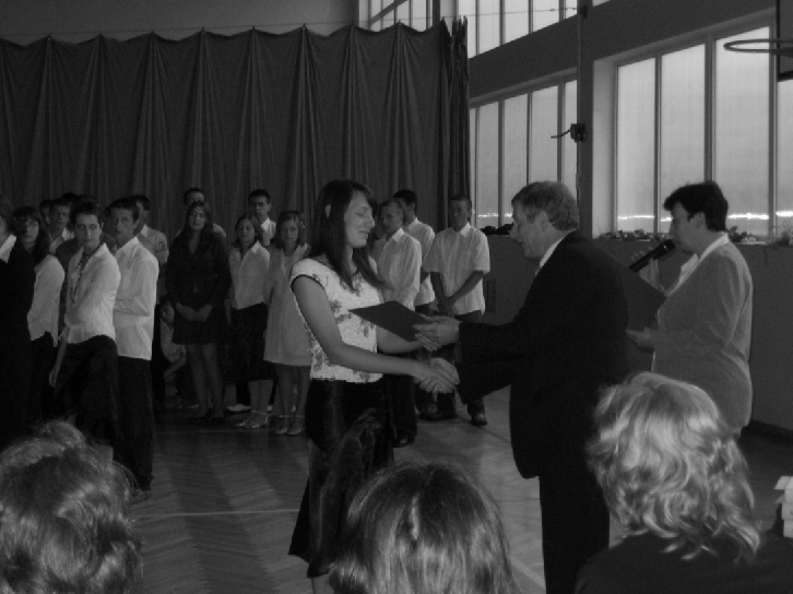 Wœród gimnazjalistów by³o 36 osób, które na swym œwiadectwie osi¹gnêli œredni¹ powy ej 4.