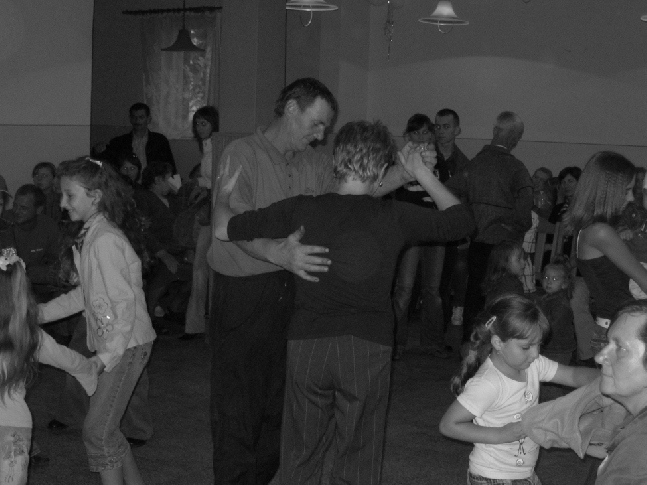 Strona 6 WIELKA PROMOCJA. W Bartlewie dnia 30. 06. 2007 r. zorganizowano festyn promuj¹cy wieœ.