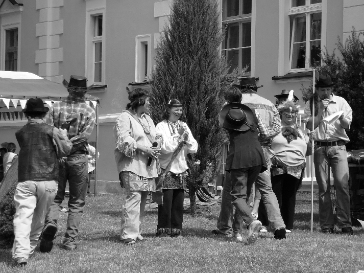 Zawiera³ elementy quizu, wystêpy zespo³u dzieciêcego i m³odzie owego Bartlewiacy, nad którym opiekê sprawowa³a pani Marzena Cichecka.