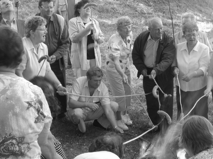Uczniowie zagrali jak profesjonalni aktorzy pokazuj¹c, e dobr¹ sztukê mo na przygotowaæ równie w szkole. Teksty piosenek do spektkli napisa³a pani Tatiana Jaworska.