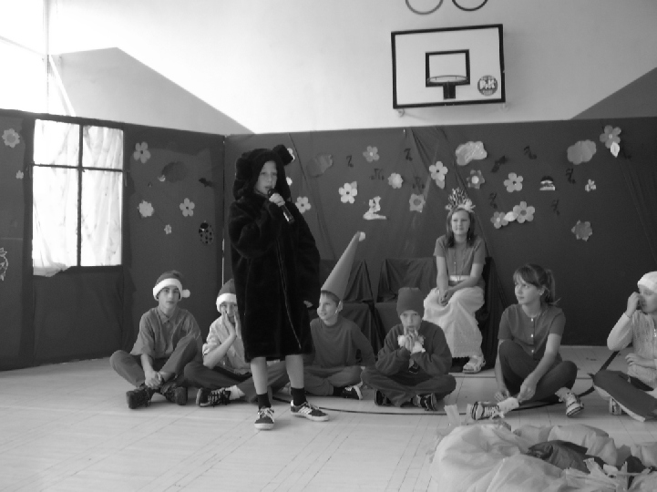 Strona 8 FANTAZJA I HUMOR - CZYLI TEATR W SZKOLE W Szkole Podstawowej w Lisewie powsta³a grupa teatralna pod opiek¹ pani Tatiany Jaworskiej.