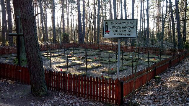 Od roku 2015 pomnikiem opiekuje się Stowarzyszenie Społeczno Kulturalne BARĆ z Dąbrówki. 3.