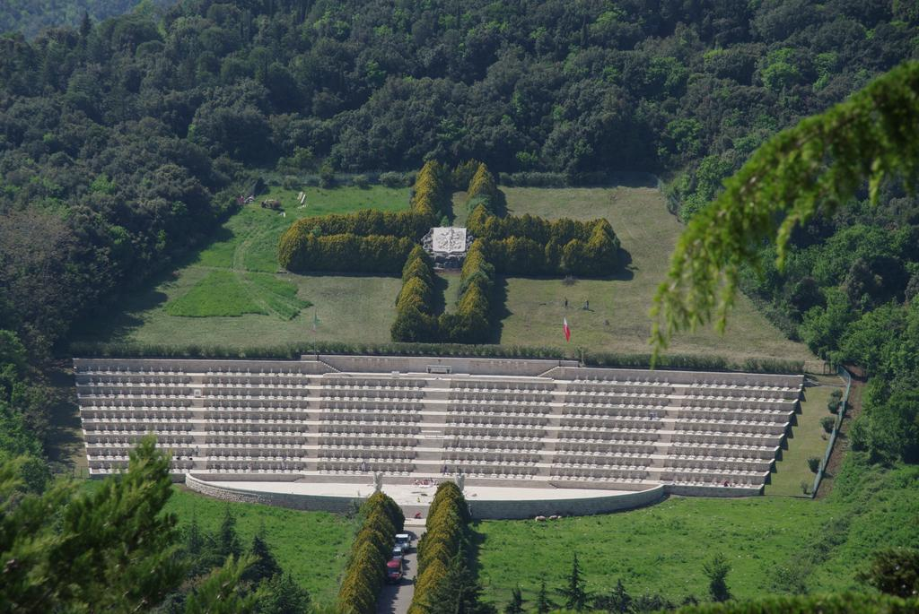 Polskie zwycięstwo okupione zostało śmiercią niemal tysiąca żołnierzy, którzy polegli w walkach spoczywają dziś