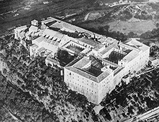 Monte Cassino to szczyt wysokości 516m położony w skalistych masywach