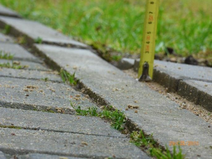 istniejących z usunięciem ich fundamentów; C) Spoinowanie istniejących schodów terenowych; D) Zainstalowanie brakujących okładzin uchwytów urządzeń siłowni; E) Zainstalowanie instrukcji urządzeń