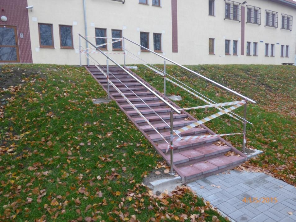 Poręcze te będą posiadały po 2 pochwyty Ф 50 mm zaślepione na końcach. Pochwyt górny na wysokości 110 cm od poziomu noska stopnia łączony bezpośrednio do końcówki słupków.