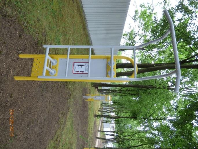 E) Zainstalowanie instrukcji urządzeń siłowni Na każdym pylonie urządzeń siłowni (szt.