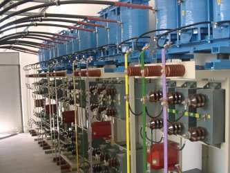 Foto 2. Filtry odstrojone średnich napięć 6,3kV (f r = 189Hz). Realizacja firmy ELMA energia w Hucie Głogów S.A. Z punktu widzenia sposobu zasilania: - jednofazowe, - trójfazowe. Foto 3.