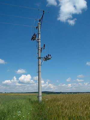 Foto 4. Napowietrzna, nasłupowa bateria kondensatorów 15kV. Produkcja ELMA energia Foto 5. Automatycznie regulowana bateria BSCR-3 6,3kV dopuszczona do podziemi kopalń.