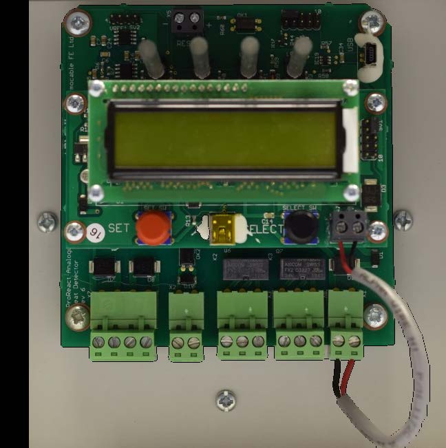 Rozdział 3: Konfiguracja i odbiór techniczny Rysunek 8: Samoprogramująca się jednostka sterująca Moduł programowania Przycisk SET (USTAW) (czerwony) Przycisk SELECT (WYBIERZ) (czarny) Konfiguracja