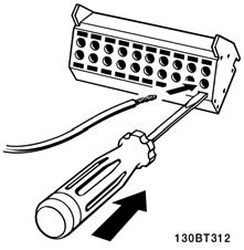 Połączyć zaciski 18, 27 i 37 z +24 V (zacisk 12/13) przewodem sterującym.