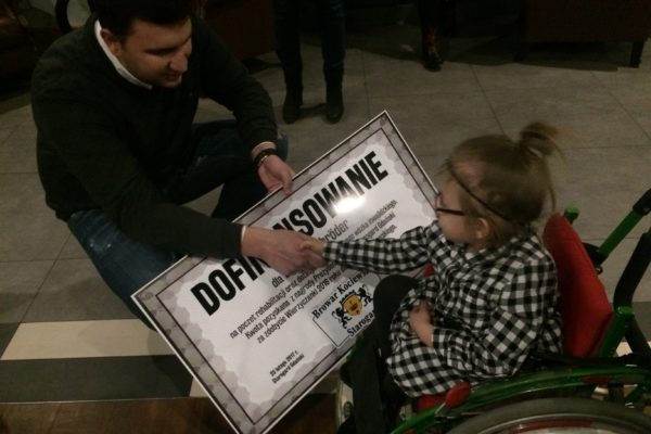 Wielki gest, wielkie wzruszenie Edytka Schroder cierpi na rozszczep kręgosłupa oraz niewydolność pęcherza. Teraz łatwiej będzie kupić jej nowy wózek inwalidzki i korzystać z rehabilitacji.