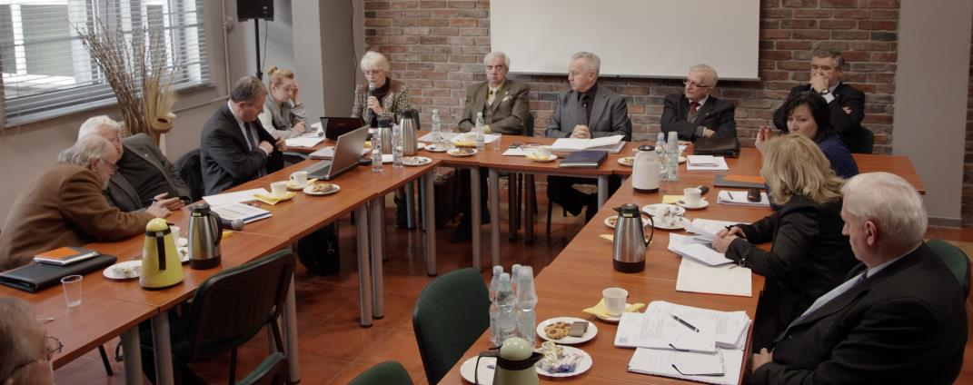 W trakcie posiedzenia omówiono: stan realizacji wniosków złożonych na XIII Zjeździe Sprawozdawczo-Wyborczym ŚlOIIB, terminy i miejsca spotkań przedzjazdowych z delegatami na XIV Zjazd ŚlOIIB, stan