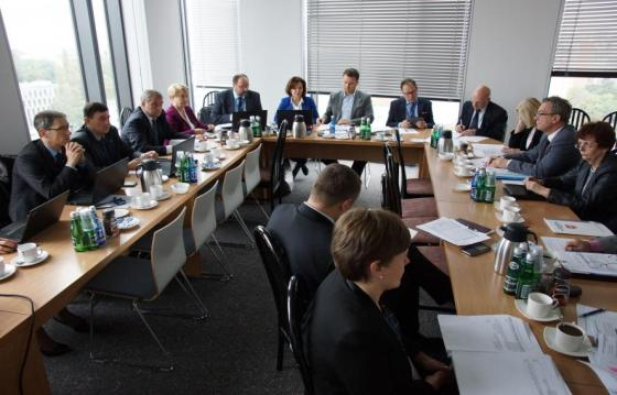 KOMISJE SEJMIKU Zadania i kompetencje komisji określa Statut Województwa Wielkopolskiego. Zadaniem komisji jest pomoc w wykonywaniu zadań Sejmiku.