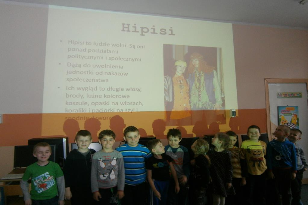 Uczniowie klas młodszych podczas oglądania prezentacji multimedialnej W klasach IV VI zajęcia odbyły się zgodnie z proponowanym konspektem zajęć,,kibole, blokersi, grupy podwórkowe co robić, jeśli