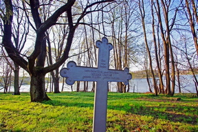 Znajduje się tutaj kwatera wojenna z I wojny światowej z grobami żołnierzy niemieckich i rosyjskich.